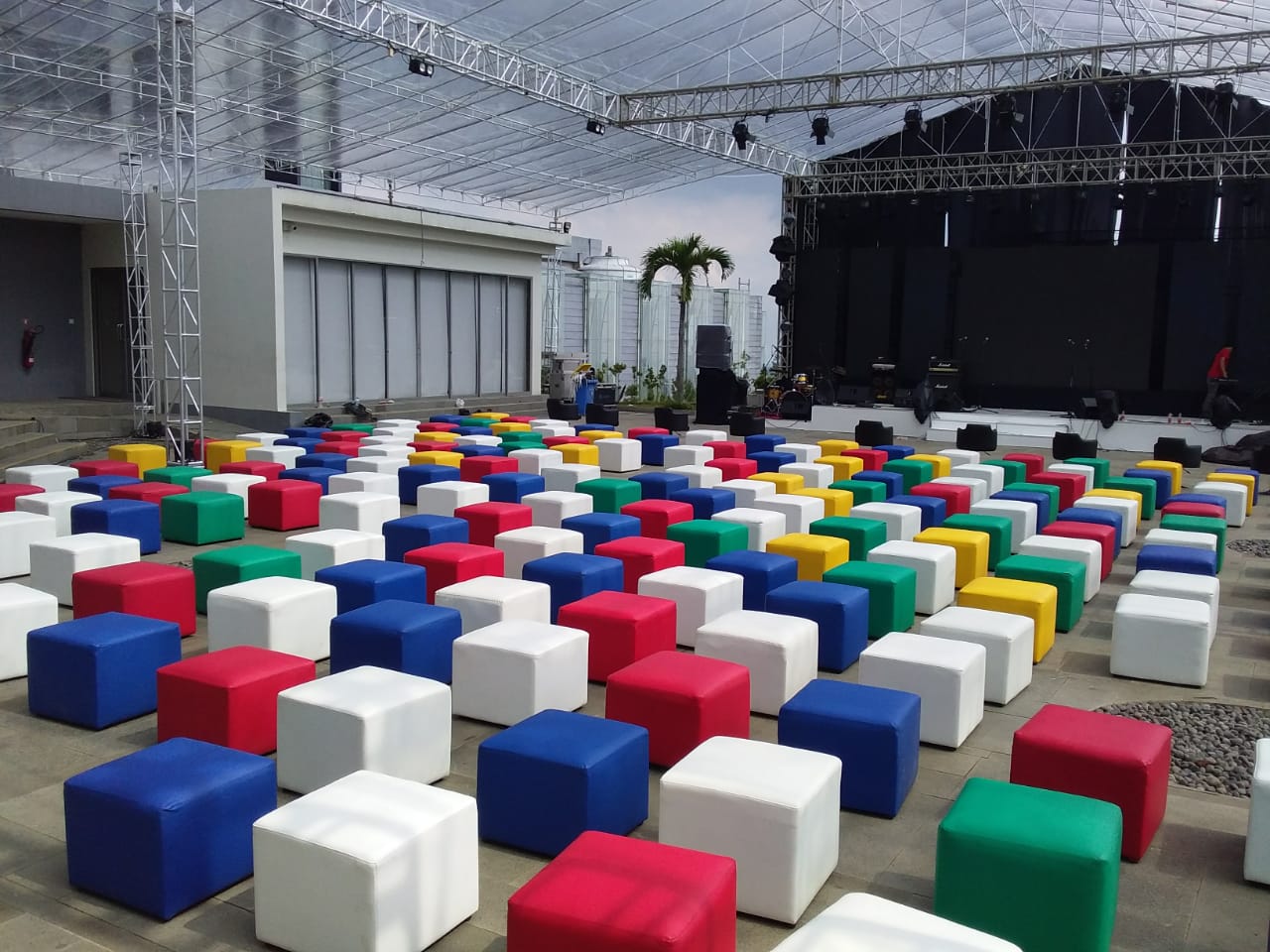 Jenis Kursi yang Cocok untuk Disewa Pada Acara Outdoor