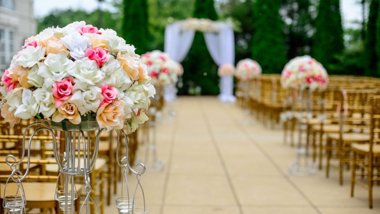 aisle-1846114_1280
